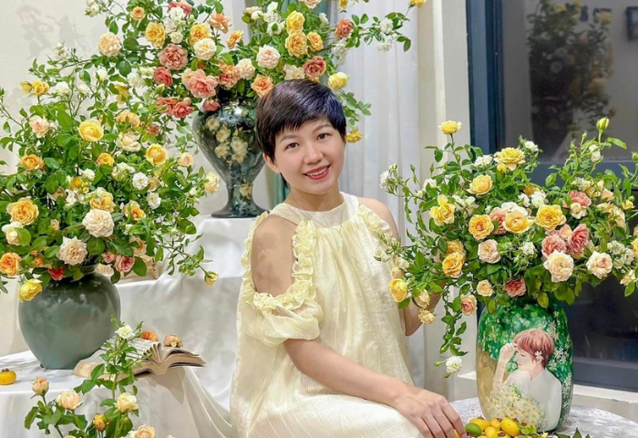 Bà mẹ ở Hà Nội gây “sốt” với những bình hoa 0 đồng