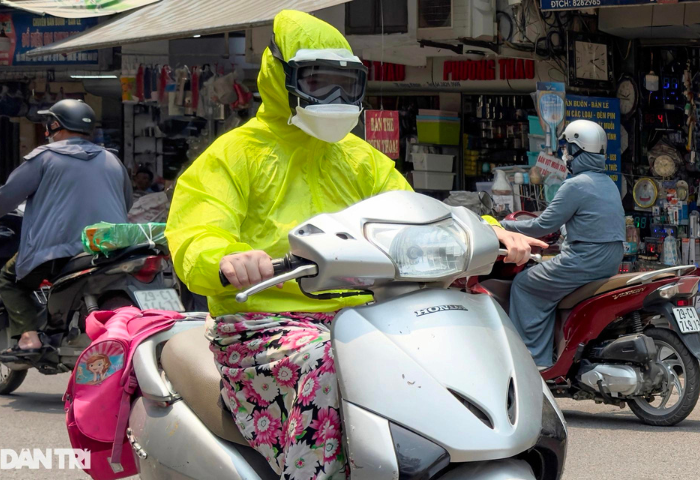 Nắng nóng đầu hè ở Hà Nội: Người dân ra đường kín mít như “ninja”