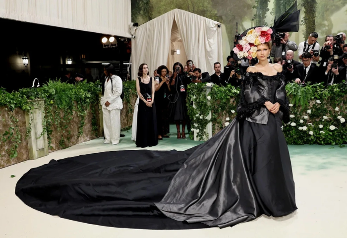 Met Gala 2024: Zendaya thay hai bộ váy, Cardi B cần 8 người khiêng đồ