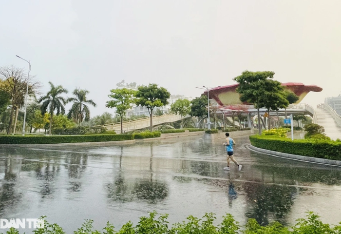 TPHCM mưa lớn hơn 1 giờ, trời se lạnh sáng sớm