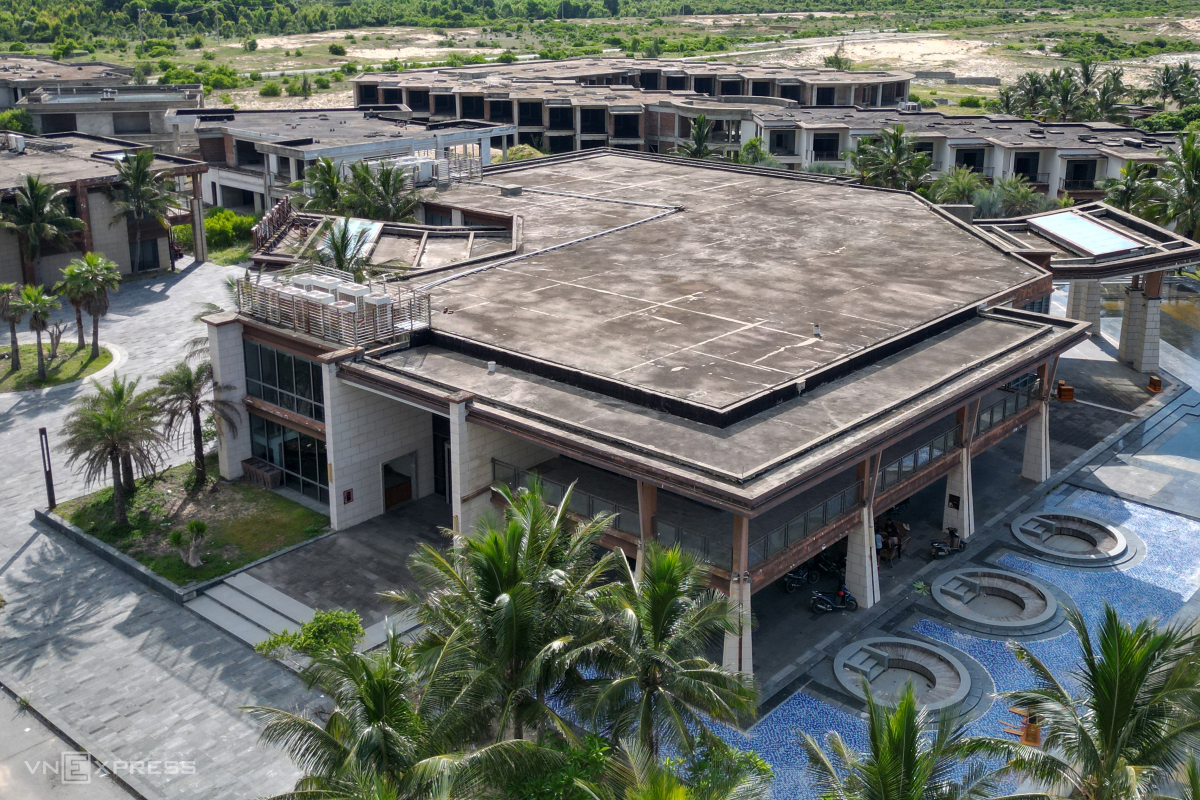 Hàng loạt resort ở vịnh Lăng Cô bỏ hoang