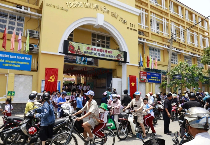 Hơn 5.000 học sinh TP.HCM dừng ăn bán trú