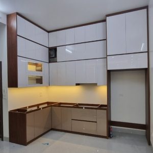 Cận cảnh bề mặt và cách phối vật liệu trong một mẫu tủ bếp hiện đại được Nội thất An Cường thực hiện.